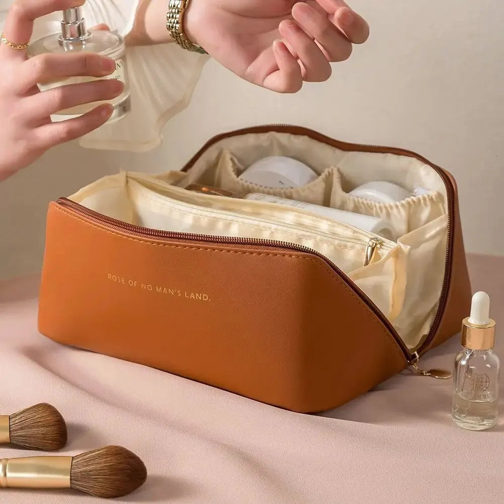 Nécessaire areia Avélia para skincare e maquilhagem com divisórias internas e design elegante premium